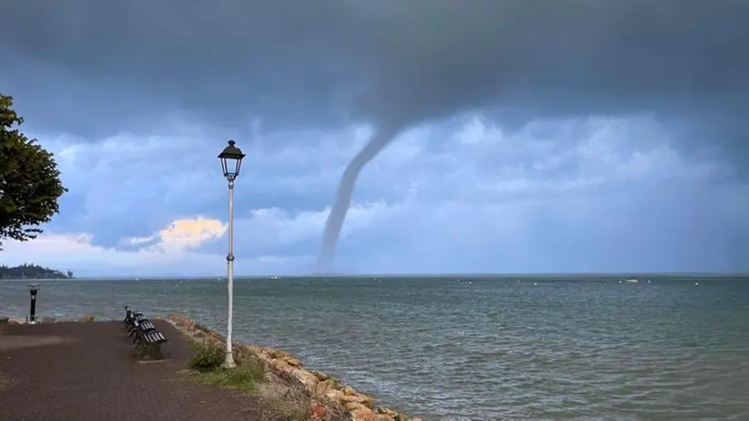 La tromba d'aria sul Garda vista da Peschiera