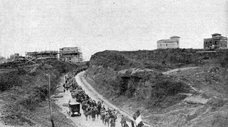 l 28 ottobre 1922. Colonna di fascisti nei pressi, ormai, della Capitale - (foto tratta dal numero 35 di «Illustrazione Italiana»)