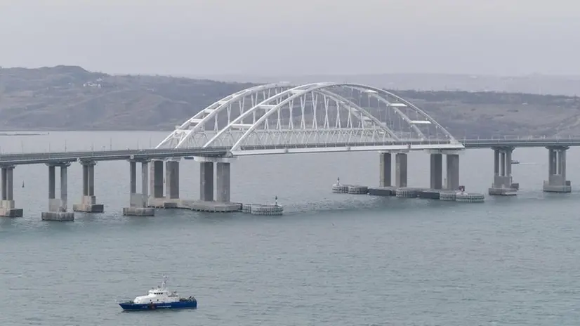 Il ponte sul quale è avvenuta l'esplosione -  Ansa © www.giornaledibrescia.it