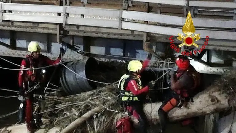 I Vigli del fuoco bresciani in azione nelle Marche
