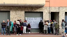 Gli inquilini dello stabile di via Milano - © www.giornaledibrescia.it