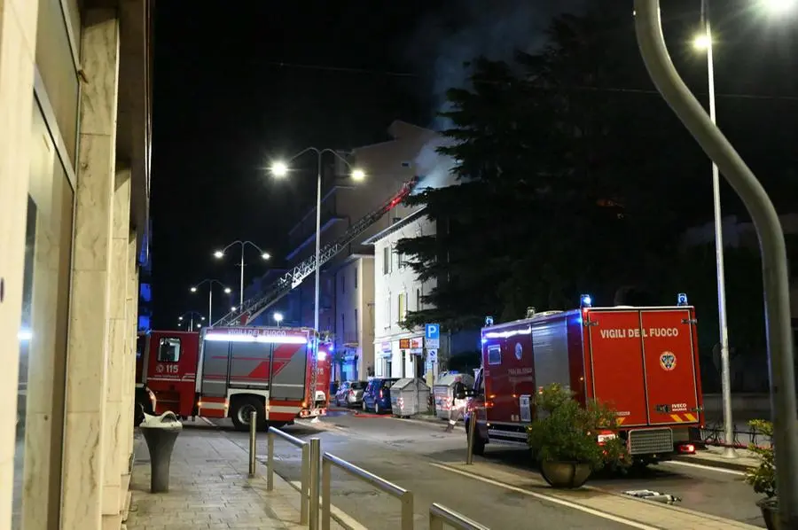 L'intervento dei Vigili del fuoco in via Cremona