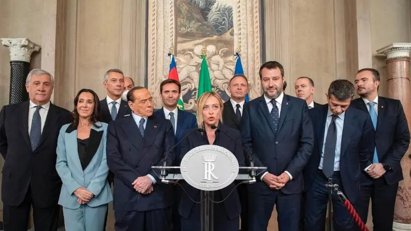 Giorgia Meloni con i politici della propria coalizione