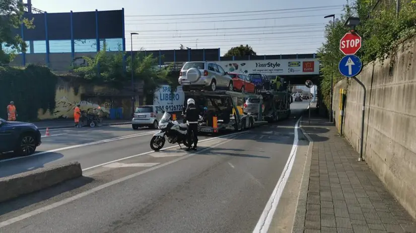 L'autotrasporto bloccato sotto il viadotto in via Dalmazia