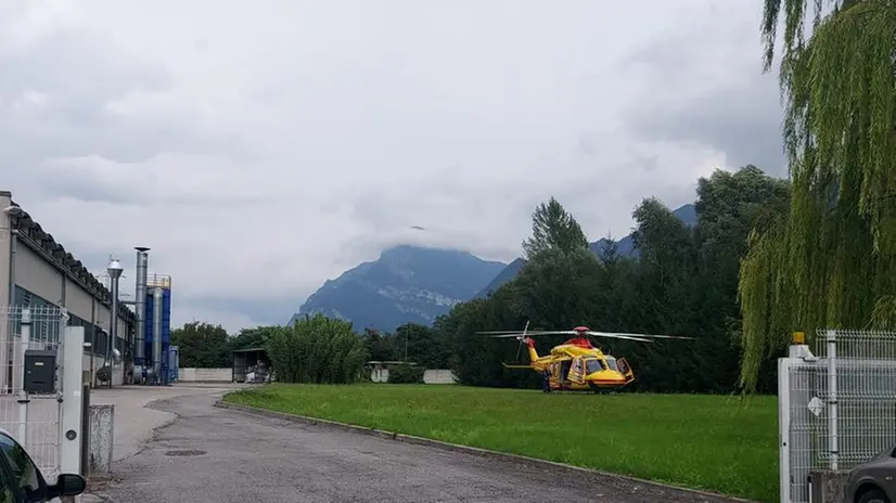 L'elisoccorso sul luogo dell'infortunio a Ponte Caffaro