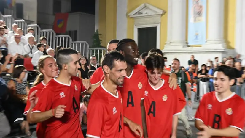 Piazza Zanardelli a Chiari gremita per il pallio delle Quadre