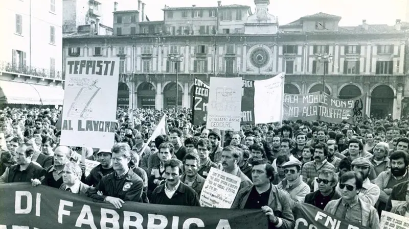 La manifestazione dei metalmeccanici nel 1983 che ha impedito al partenza della prima tappa del Giro d'Italia - © www.giornaledibrescia.it
