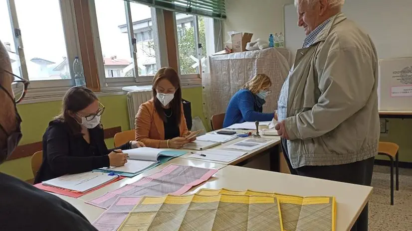 Elettori al voto al seggio di Cortine di Nave