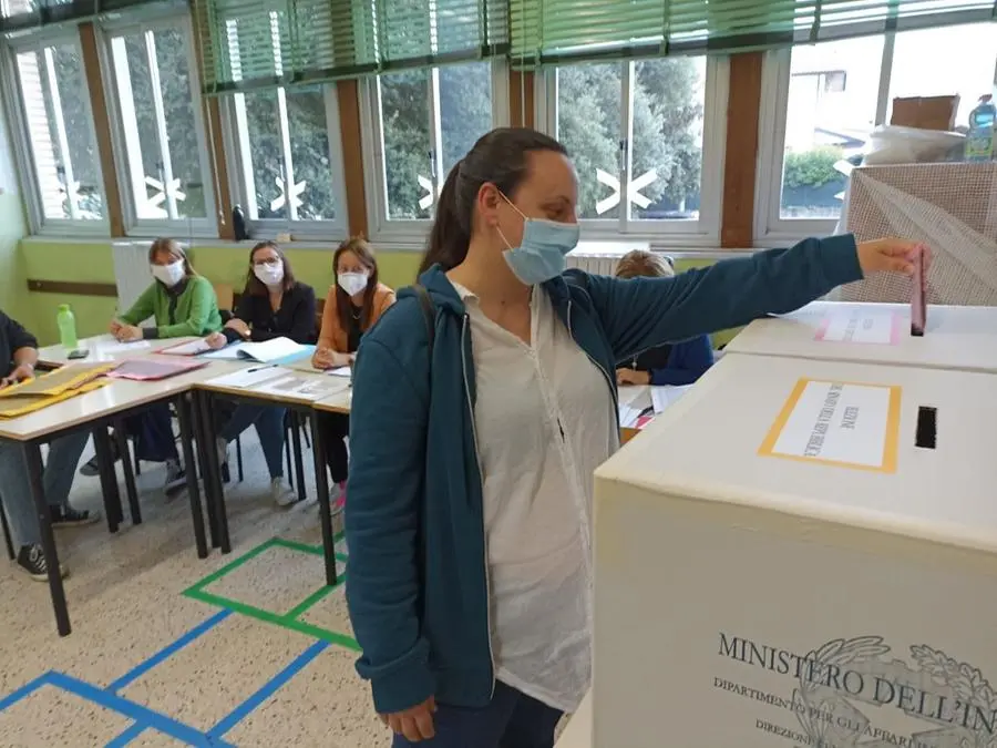 Elettori al voto al seggio di Cortine di Nave