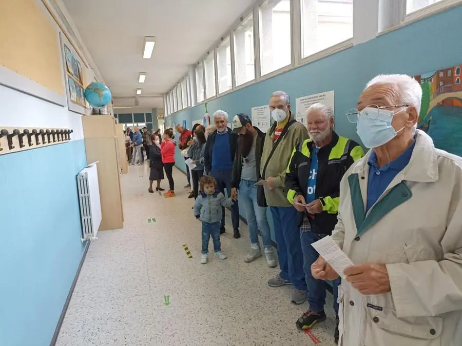 Elettori al voto al seggio di Cortine di Nave
