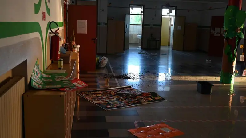 La devastazione alla scuola elementare di Cellatica