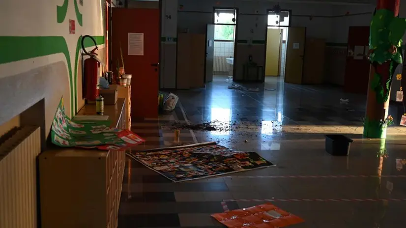 La devastazione alla scuola elementare di Cellatica