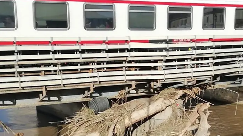 Il ponte: in treno sfila a Senigallia sopra i detriti poi rimossi dai vvf bresciani - Foto Vigili del Fuoco © www.giornaledibrescia.it
