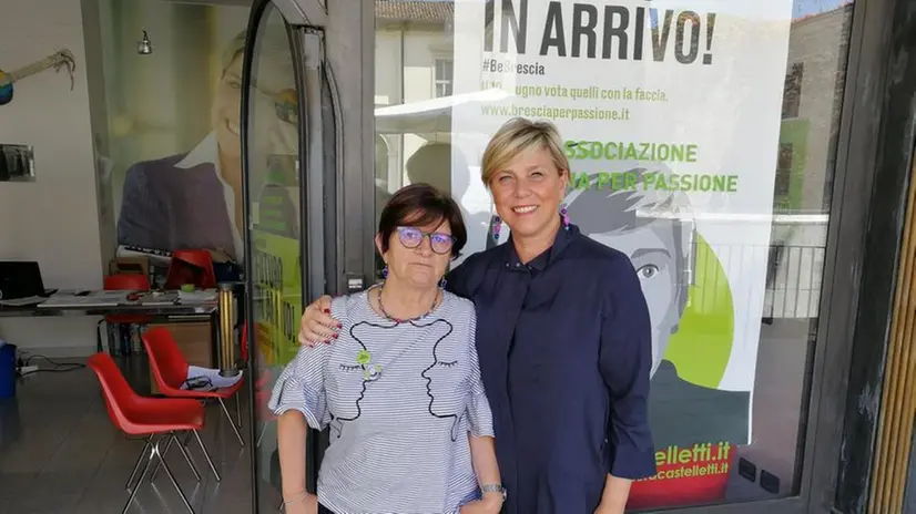 Da sinistra, Mafalda Gritti e la vicesindaco Laura Castelletti durante la campagna elettorale del 2018 - Foto © www.giornaledibrescia.it