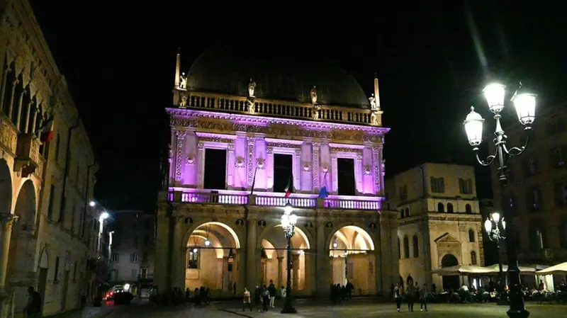 La Loggia illuminata di rosa per la Race for the Cure - Foto Marco Ortogni Neg © www.giornaledibrescia.it