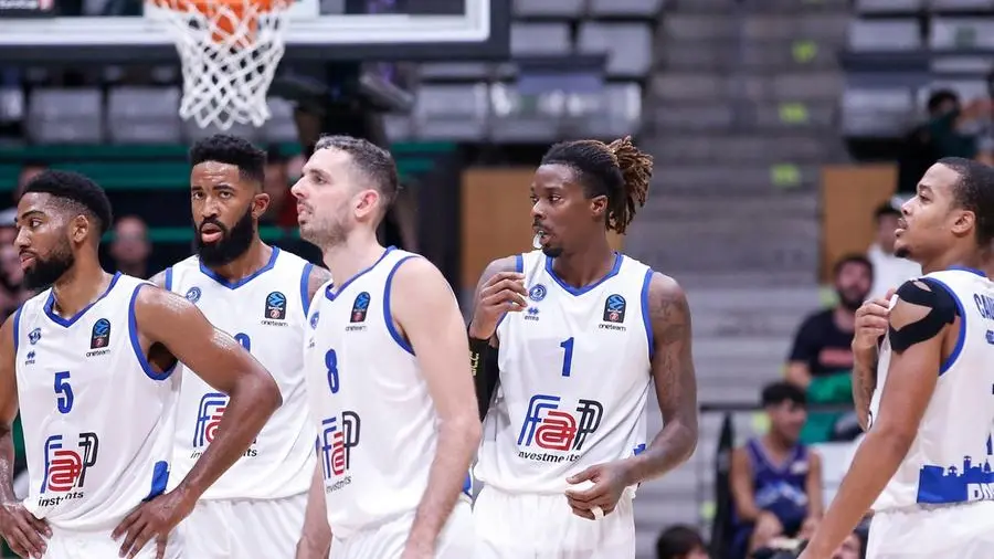 In Eurocup: da sinistra Massinburg, Cobbins, Della Valle, Gabriel e Caupain nella partita di martedì a Badalona