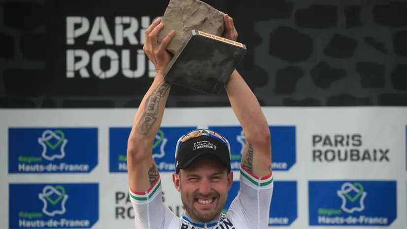 Sonny Colbrelli dopo aver vinto la Parigi-Roubaix nel 2021 - © www.giornaledibrescia.it