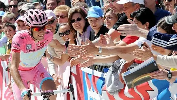 Vincenzo Nibali sfila a Brescia durante l'ultima tappa del Giro 2013 - © www.giornaledibrescia.it