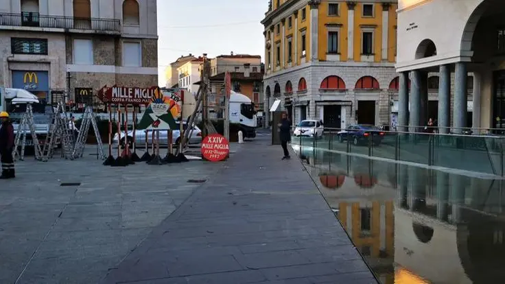 Piazza Vittoria con i cartelli d'epoca avvicinati pronti per essere portati via - © www.giornaledibrescia.it