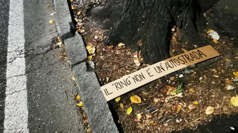 «Il ring non è un'autostrada»: uno dei cartelli affissi comparsi in via Turati assieme alla ciclabile - © www.giornaledibrescia.it