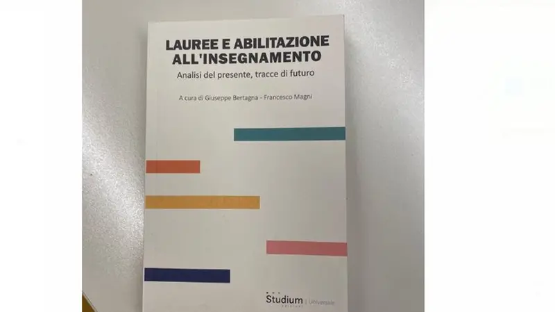 Il volume «Lauree e abilitazione all'insegnamento» a cura di Giuseppe Bertagna e Francesco Magni - © www.giornaledibrescia.it