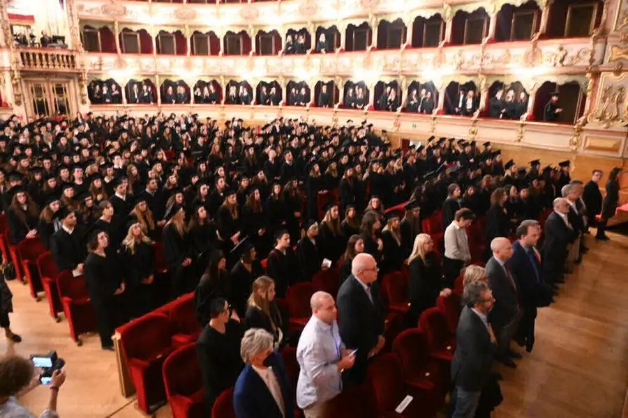 La cerimonia al teatro Grande per i laureati dell'università Cattolica