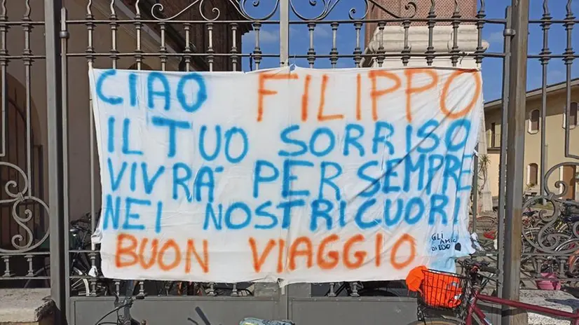 Lo striscione e la bara di Filippo Gilberti