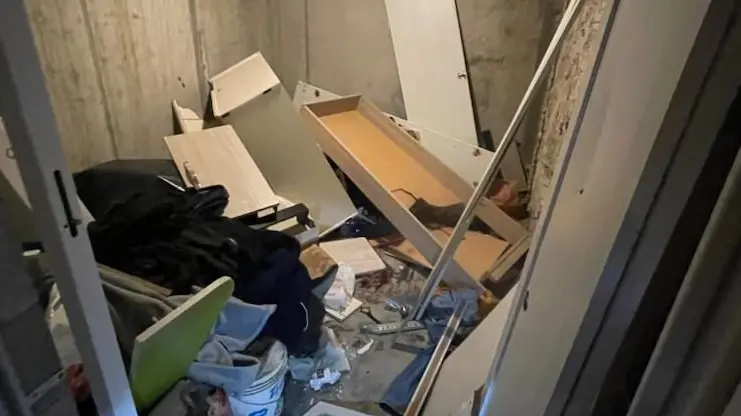 Abbandonati anche i mobili rotti - © www.giornaledibrescia.it