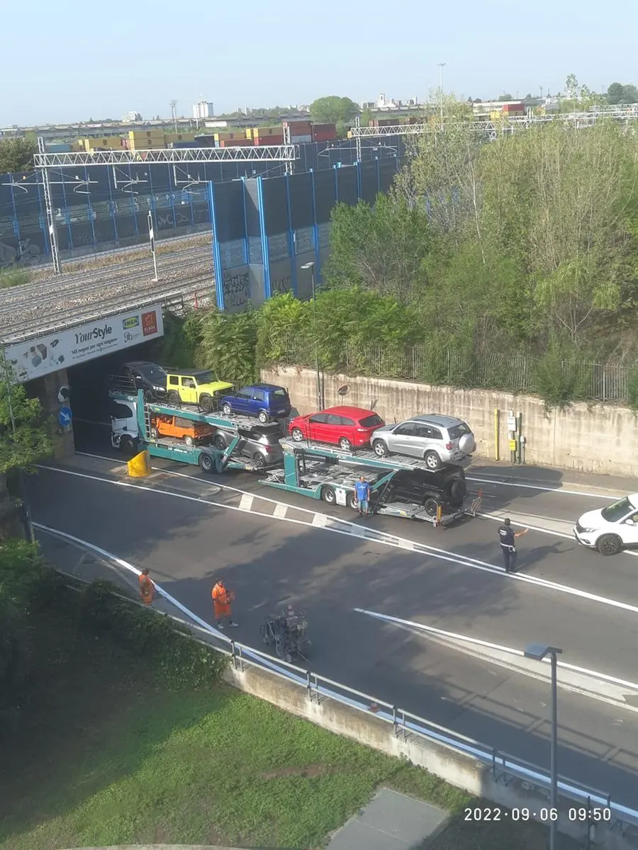 L'autotrasporto bloccato sotto il viadotto in via Dalmazia