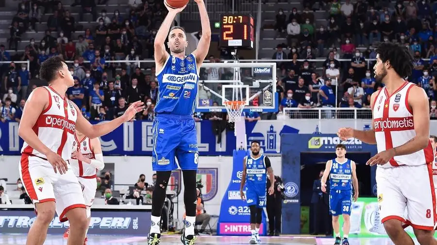 Della Valle, nell'ultima sfida di campionato contro Varese, segnò 14 punti, Keene venne tenuto a quota 4