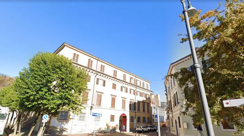 L'ex Palazzo delle Regie Poste di piazza Martiri di Belfiore a Brescia (elevato di un piano rispetto a inizio Novecento) - Immagine tratta da StreetView/Google Maps