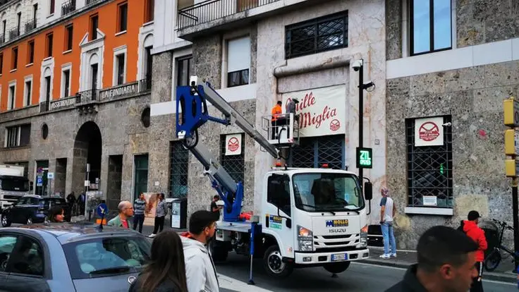 L'insegna del McDonald's coperta per il film Ferrari