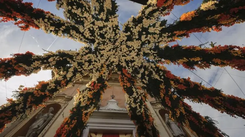 Gli addobbi floreali in occasione di una passata edizione della festa - © www.giornaledibrescia.it