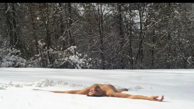 Fabio Freddi sdraiato nella neve