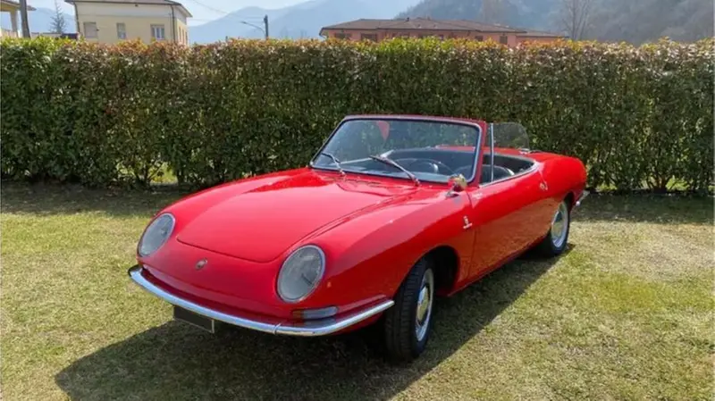 La spider rossa d'epoca nel giardino di Graziano Trebeschi