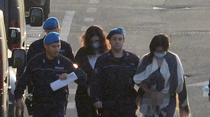 L’arrivo di Silvia, 28 anni, e Paola, 20, al Palazzo di giustizia -  Foto Gabriele Strada Neg - Giornale di Brescia