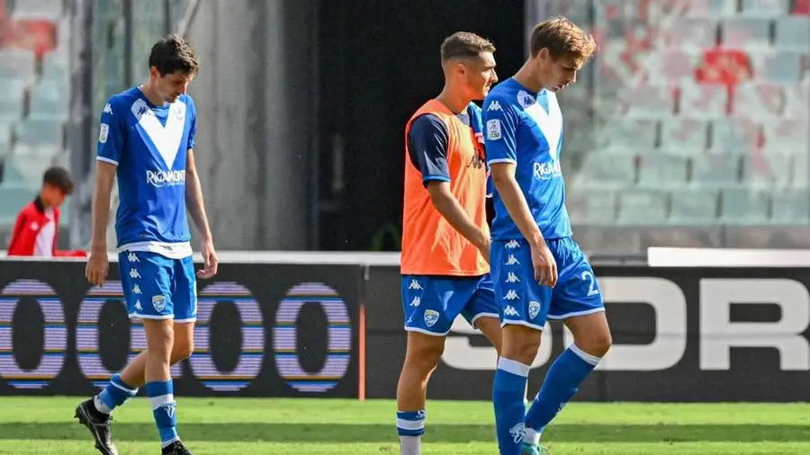 I giocatori del Brescia a testa bassa dopo il ko col Bari - Foto © www.giornaledibrescia.it