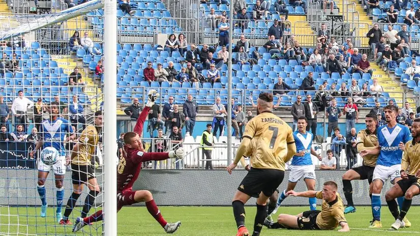 Il gol di Ndoj alla mezz’ora -  Foto New Reporter Nicoli © www.giornaledibrescia.it