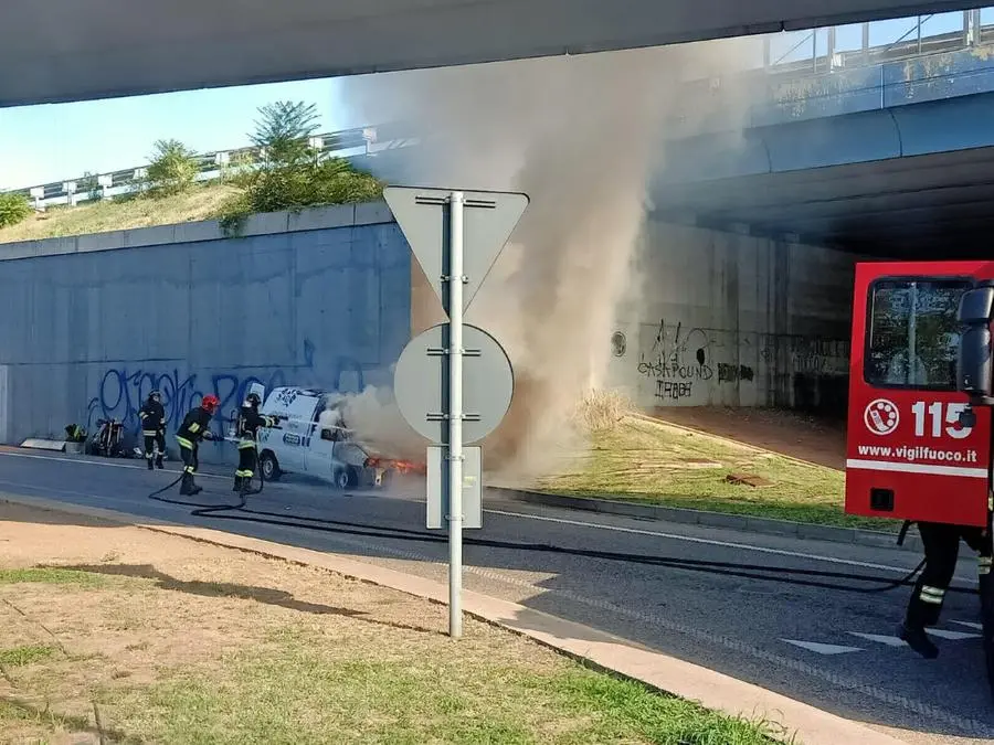 Rotonda dell'Eib, prende fuoco un furgone: in salvo gli occupanti