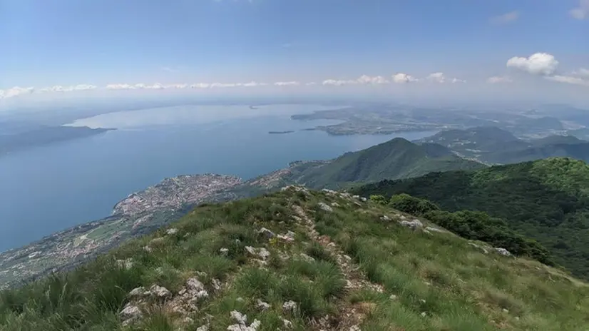 La cima del monte Pizzocolo con l’ampio panorama sul lago, a picco su Toscolano - © www.giornaledibrescia.it