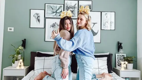 Le due bresciane posano insieme per Instagram