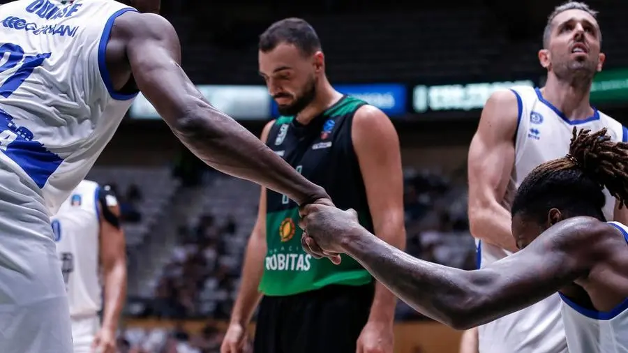 Dopo lo stop di Badalona la Germani può tornare alla vittoria: qui Odiase aiuta Gabriel a rialzarsi - © www.giornaledibrescia.it