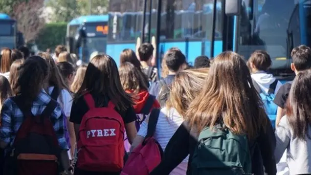 Studenti in attesa di poter prendere l'autobus