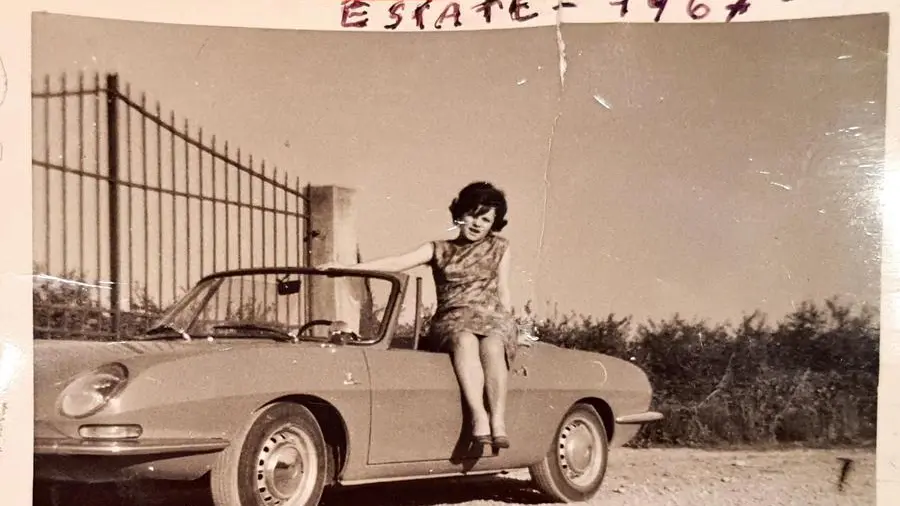 Rosellina Sambugaro seduta sulla spider rossa nel 1967 - Foto © www.giornaledibrescia.it