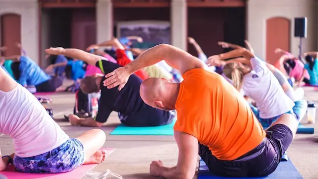 Una lezione di yoga