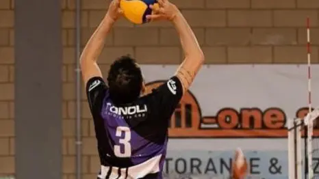 Manuel Rachtian in campo, con un pallone tra le mani