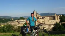 Il 29enne Ettore Campana con la sua bici, simbolo della sua lotta pacifica per il clima - © www.giornaledibrescia.it