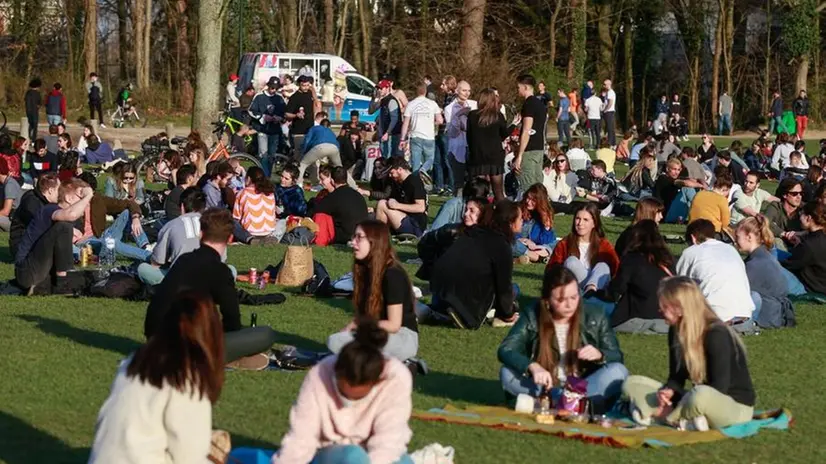 Un gruppo di ragazze e ragazzi a un evento