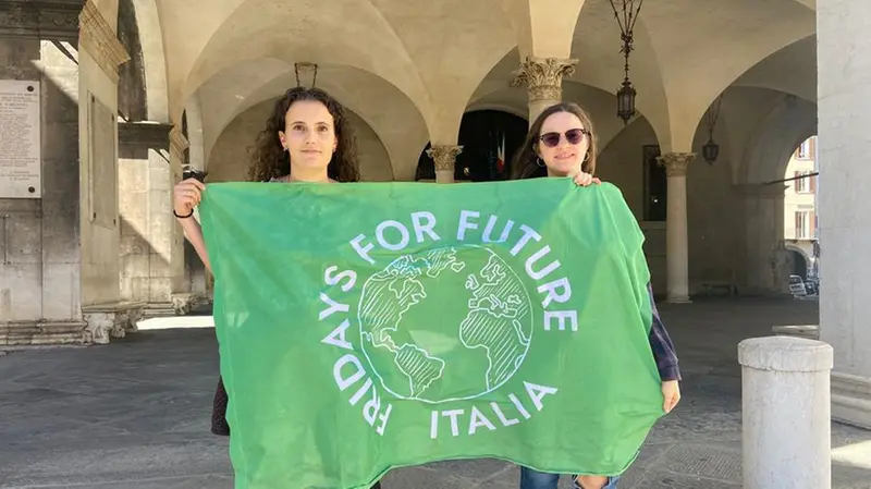Due attiviste dei Fridays for Future Brescia sotto la Loggia - Foto © www.giornaledibrescia.it