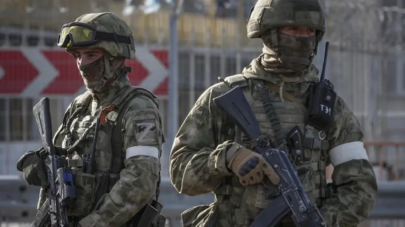 Soldati dell'esercito russo a Kherson - Foto Ansa/Epa/Sergei Ilnitsky © www.giornaledibrescia.it